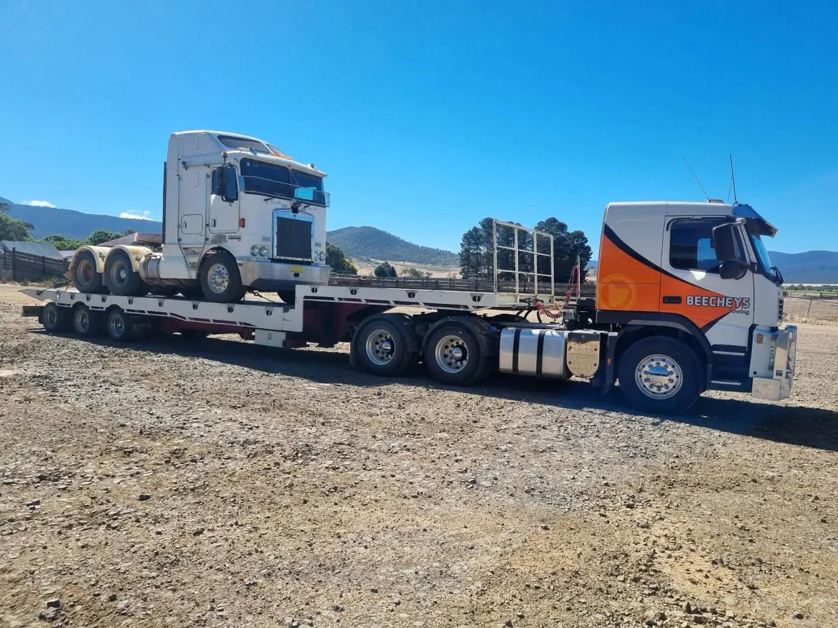 Beecheys Towing transporting a vehicle across Launceston