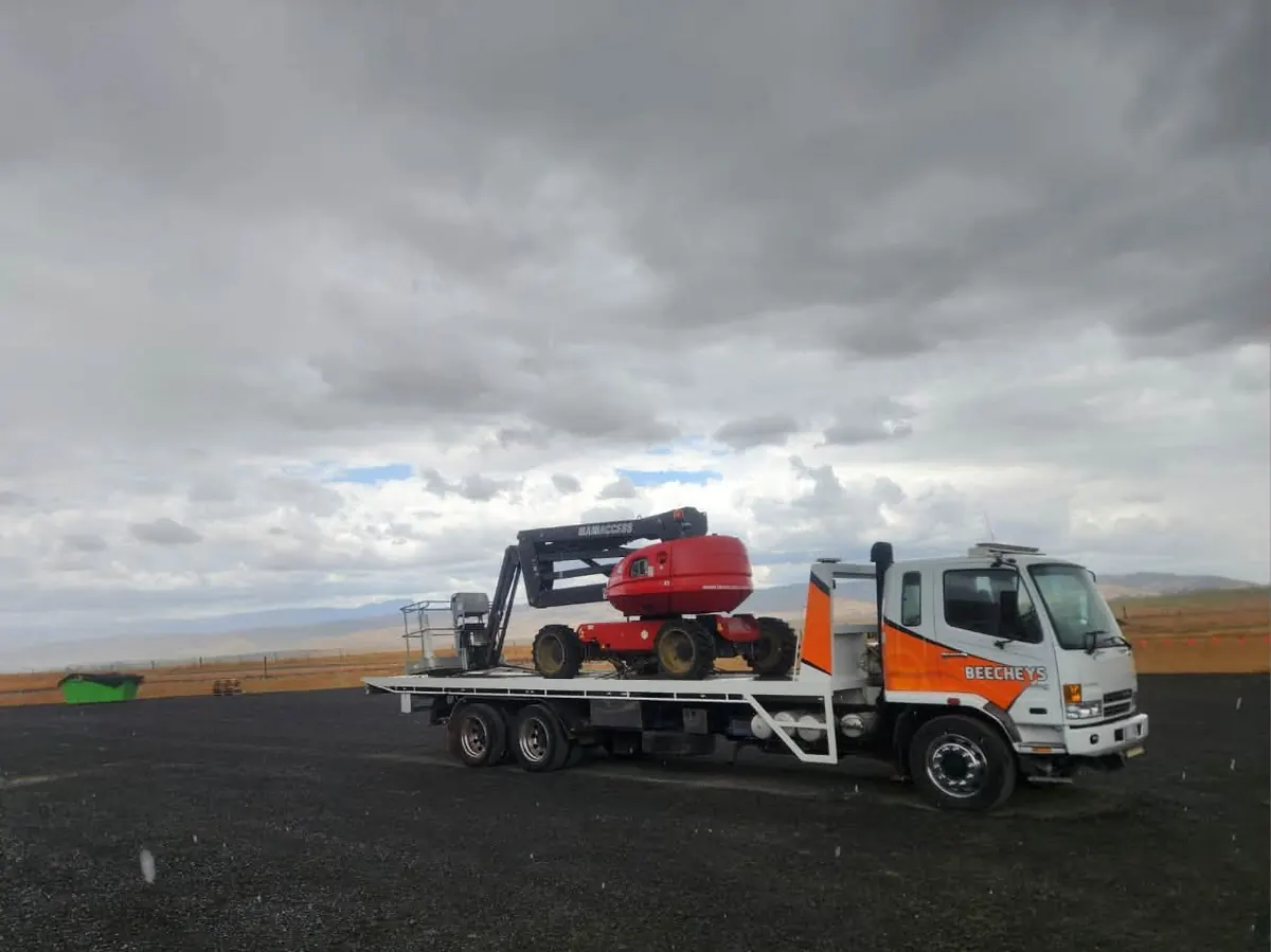 Beecheys Towing assisting a motorist in Launceston